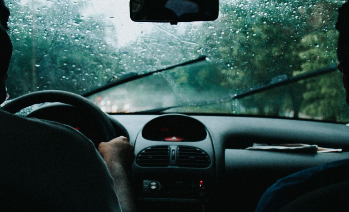 Como preparar o carro e conduzir com chuva?